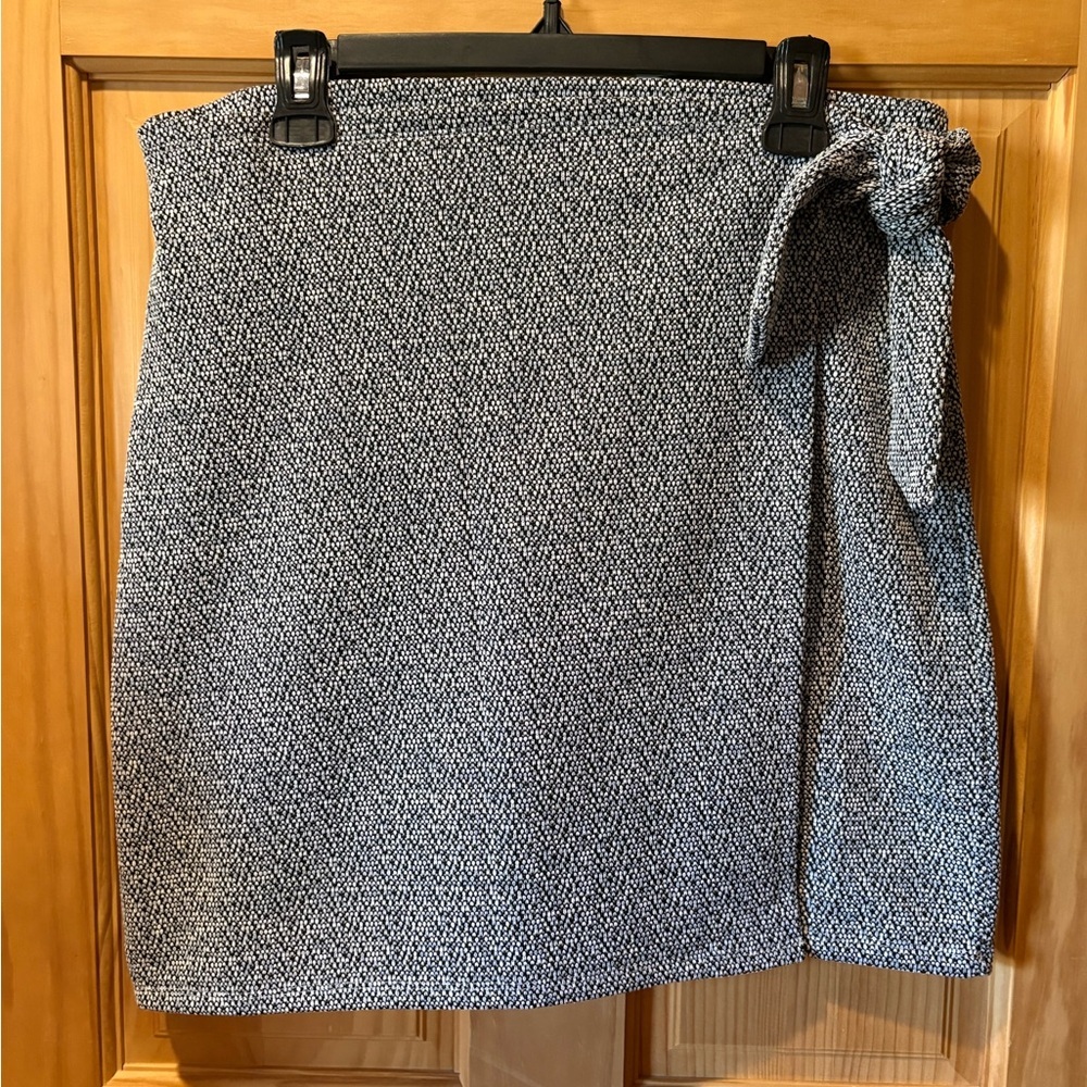 Loft Outlet faux-wrap mini skirt black white grey women’s L NWT
